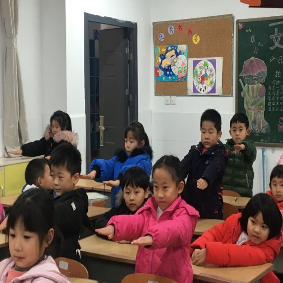 一群小孩在教室里&#xA;&#xA;描述已自动生成