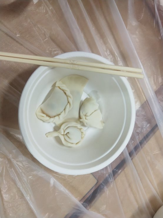 碗里有食物&#xA;&#xA;描述已自动生成