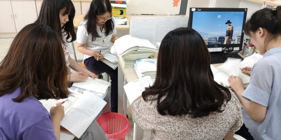 女人有长发&#xA;&#xA;描述已自动生成