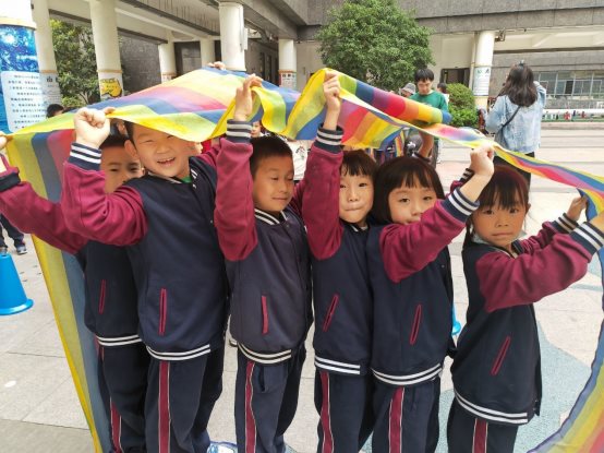 一群小孩在放风筝&#xA;&#xA;低可信度描述已自动生成
