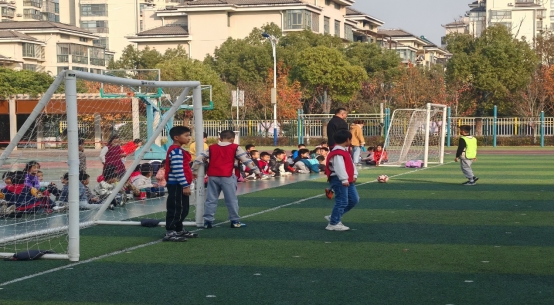 一群小孩正在踢足球&#xA;&#xA;低可信度描述已自动生成