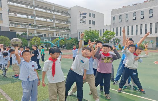 一群人站在建筑前&#xA;&#xA;中度可信度描述已自动生成