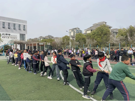一群人聚集在广场上&#xA;&#xA;AI 生成的内容可能不正确。
