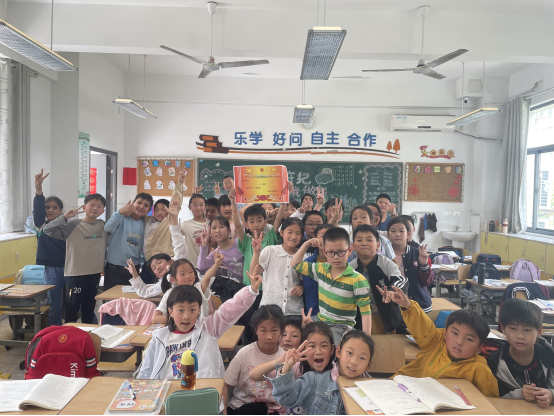 一群人在餐厅里&#xA;&#xA;AI 生成的内容可能不正确。