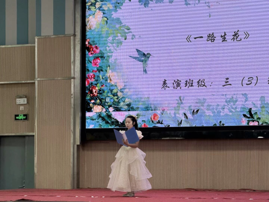 图片包含 建筑, 男人, 前, 播放&#xA;&#xA;AI 生成的内容可能不正确。
