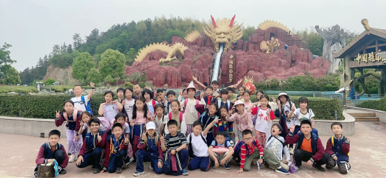 一群人在广场上&#xA;&#xA;AI 生成的内容可能不正确。