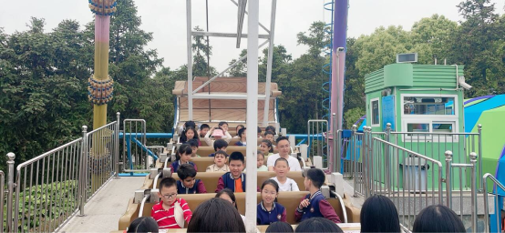 围栏里的人群&#xA;&#xA;AI 生成的内容可能不正确。