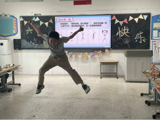 男人在房间内玩体感游戏&#xA;&#xA;AI 生成的内容可能不正确。