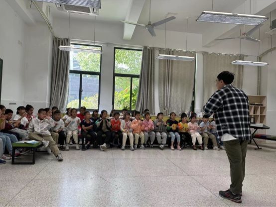 一群人在房间里&#xA;&#xA;中度可信度描述已自动生成