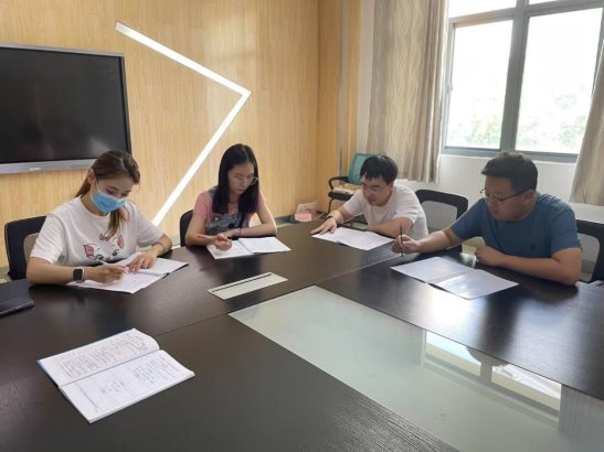 几个人在桌子前&#xA;&#xA;AI 生成的内容可能不正确。