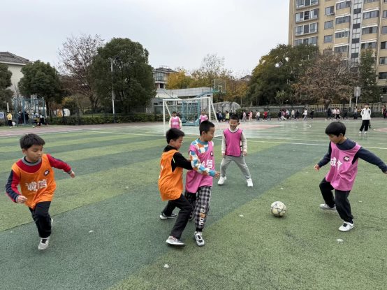 一群小孩在草地上玩飞盘

AI 生成的内容可能不正确。