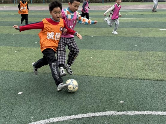 小孩在草地上踢足球

AI 生成的内容可能不正确。