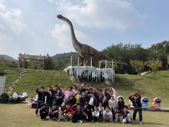 一群人站在草地上的长颈鹿

AI 生成的内容可能不正确。