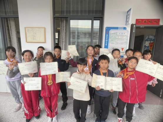 小孩们站在一起合影的一群人

AI 生成的内容可能不正确。