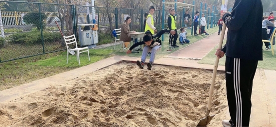 图片包含 户外, 人, 棒球, 污渍

AI 生成的内容可能不正确。