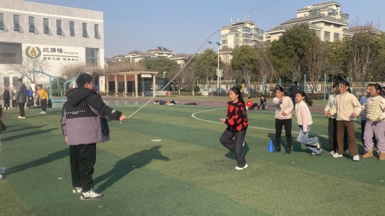 建筑前的草地上有一群小孩

AI 生成的内容可能不正确。