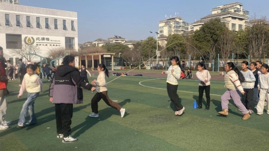 一群人站在草地上奔跑

AI 生成的内容可能不正确。